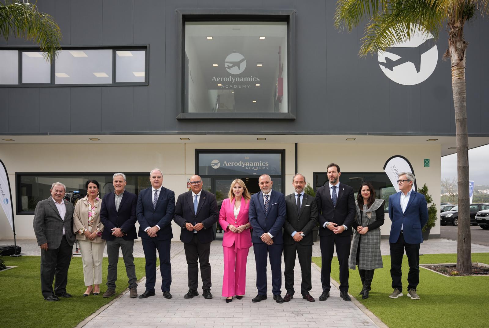 Carolina España en Aerodynamics Academy visitando el centro de formación aeronáutica en Andalucía