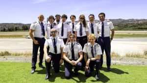 Foto de grupo de los alumnos del curso ATPL de Aerodynamics Academy junto a sus profesores de teoría tras completar la fase teórica del ATPL de la EASA y recibir su segunda insignia de formación.