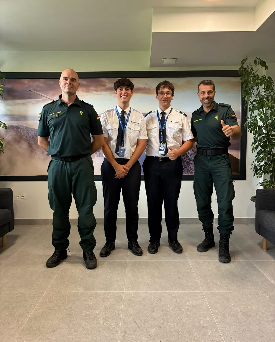 Aerodynamics students with Guardia Civil parachutists taking part in the Festival.