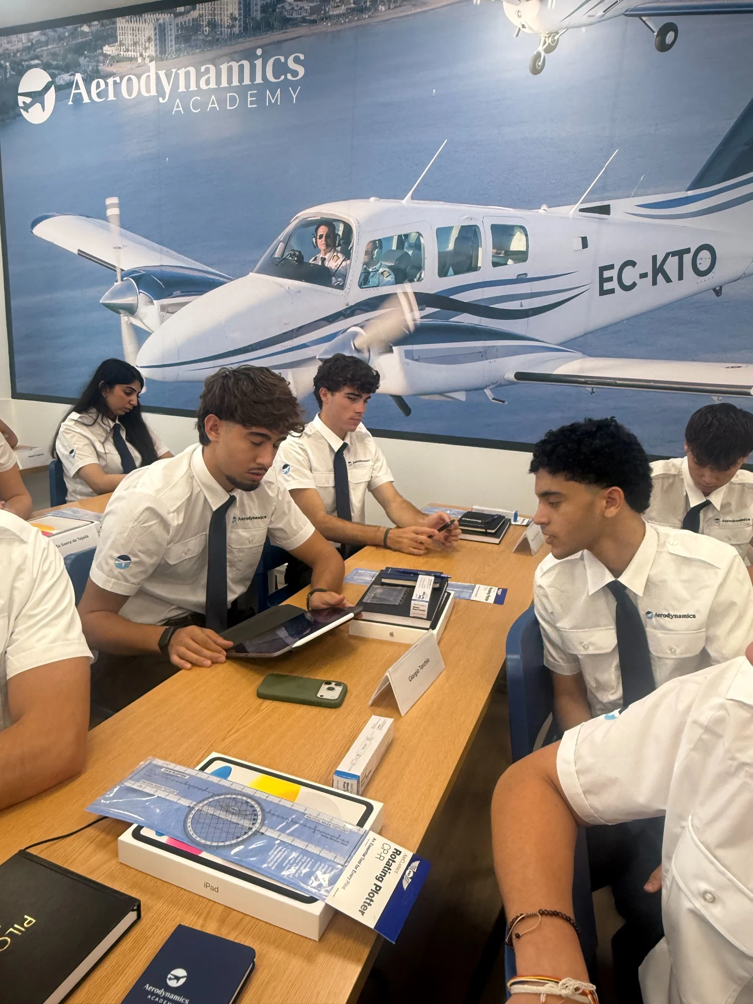 Alumnos de ATPL Integrado trabajando juntos durante sus primeros días de formación en Aerodynamics Academy